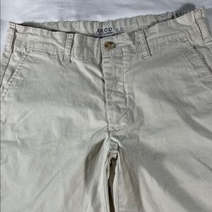 Izod mens beige Saltwater Stretch flat front 9" inseam chino shorts - size 32